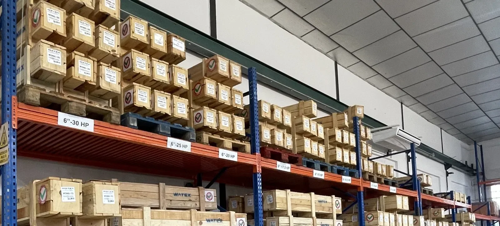 Almacén de Juan Azcue con la gama WATEX en stock, embalada y clasificada por diámetro y potencia