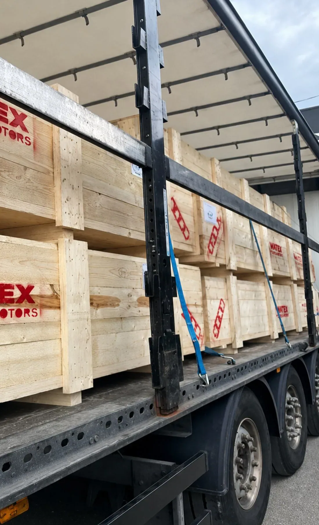 Expedición de equipos WATEX embalados en cajas de madera, cargados en camión