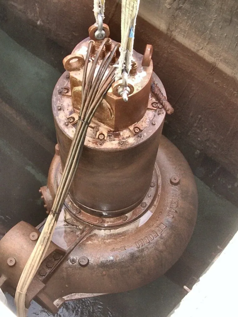 Bomba sumergible de aguas residuales izada en una estación de bombeo