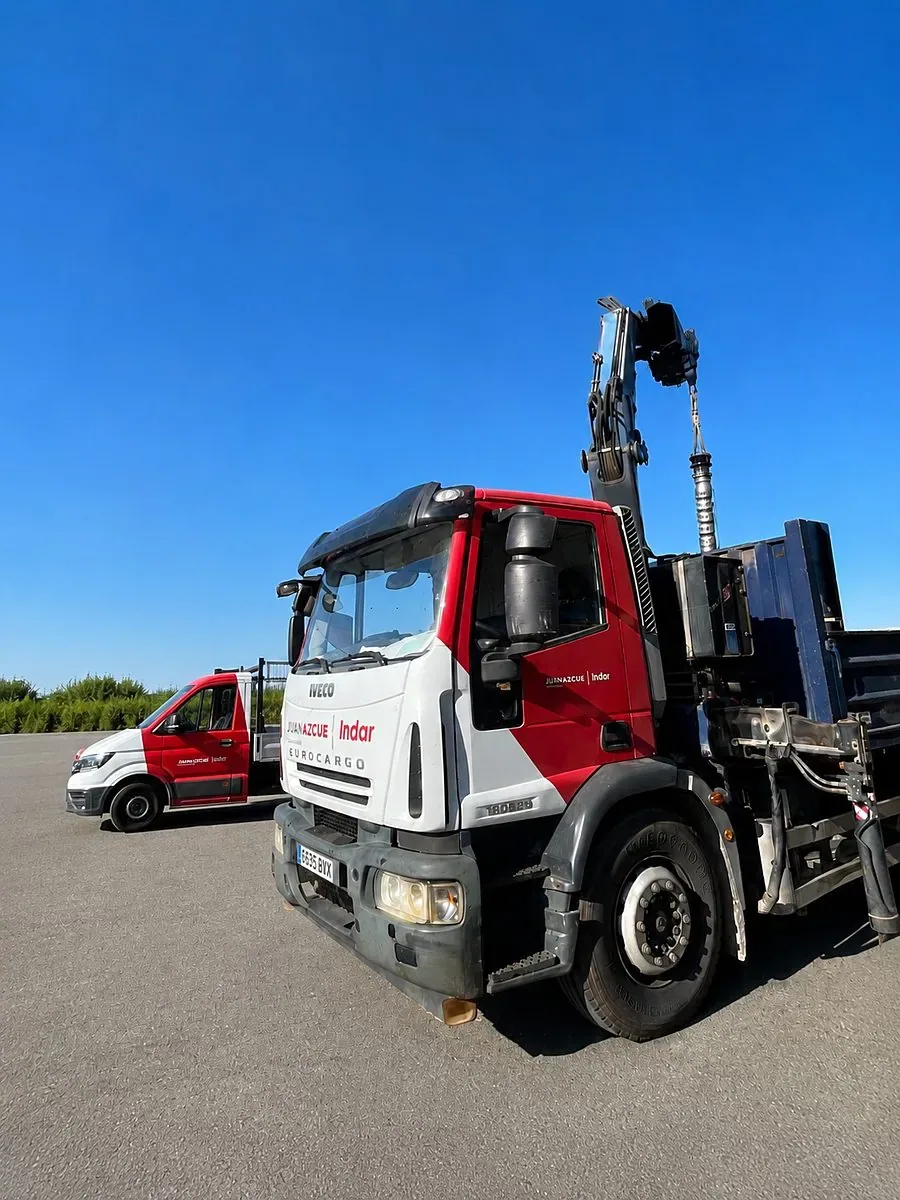 Camión con grúa y furgoneta de Juan Azcue preparados para el servicio de recogida y transporte