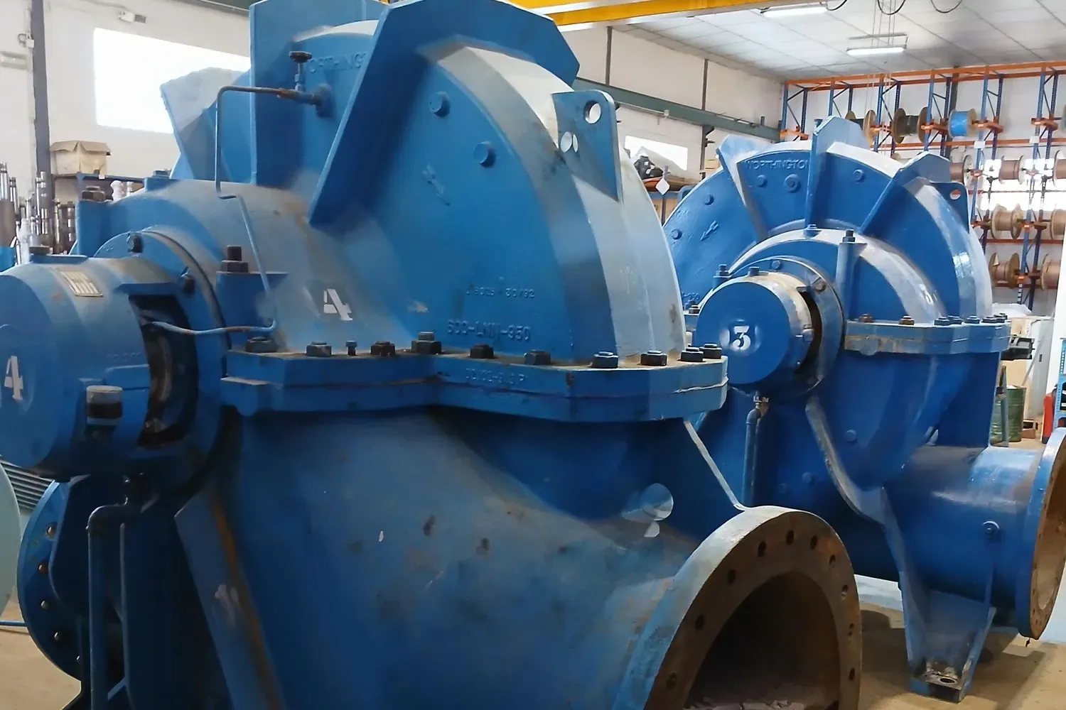 Dos bombas de cámara partida de gran tamaño en el taller