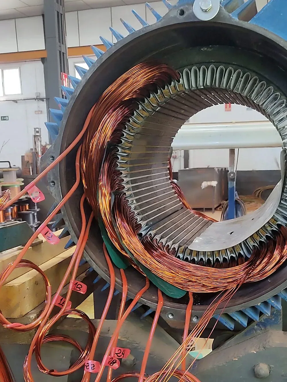 Estátor de gran diámetro durante el bobinado con hilo esmaltado, con las salidas numeradas