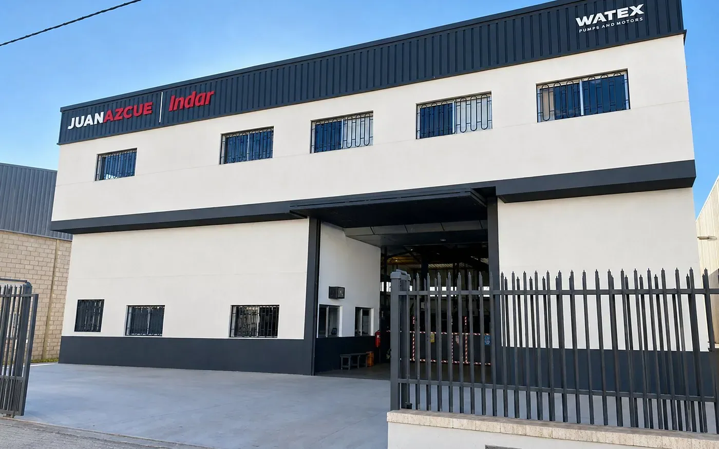 Fachada del taller de Juan Azcue en Santa María del Águila, Almería
