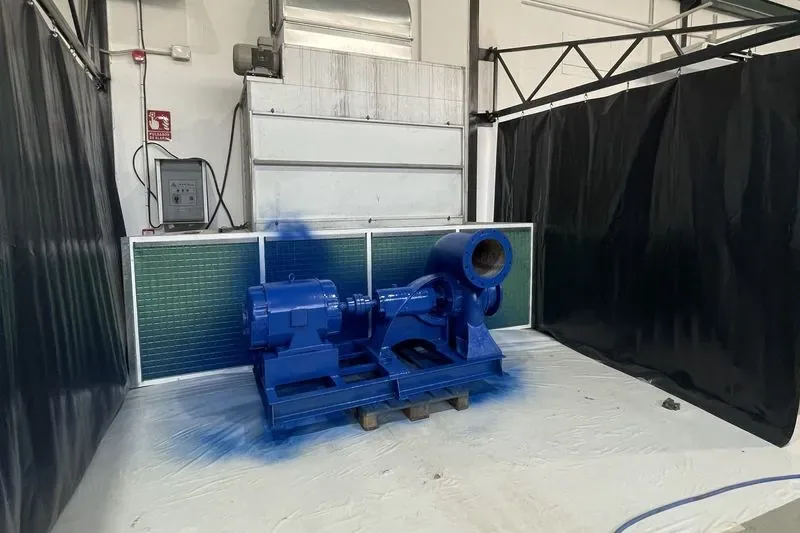 Grupo motobomba recién pintado en la cabina de pintura del taller