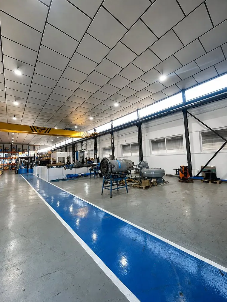 Interior de la nave del taller de Murcia, con el puente grúa y equipos de bombeo en reparación