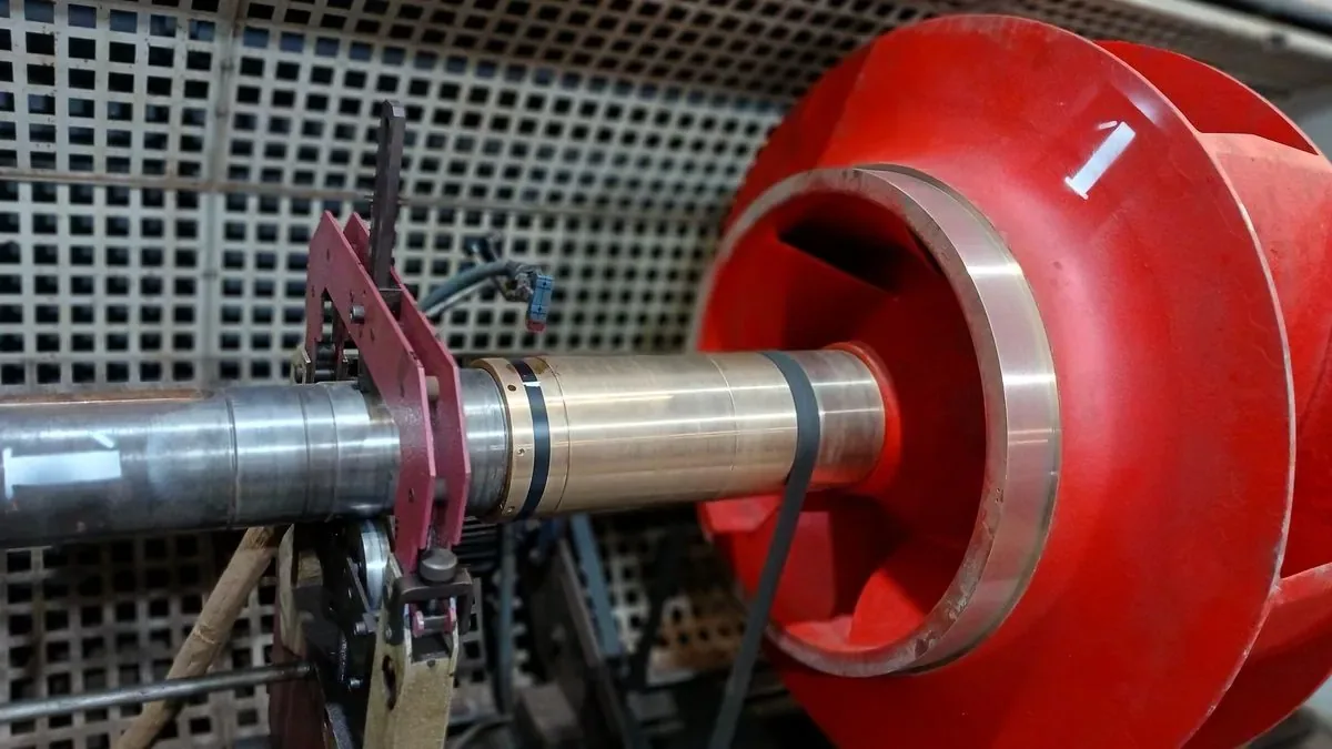 Rodete de doble aspiración montado sobre su eje en la máquina equilibradora