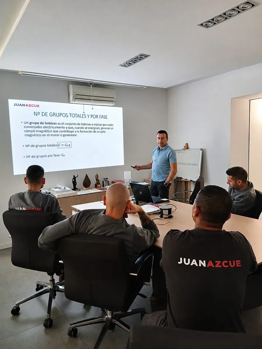 Sesión de formación interna sobre cálculo de bobinados con personal de taller