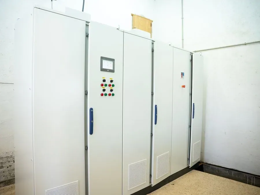 Conjunto de cuadros eléctricos instalados en una estación de bombeo