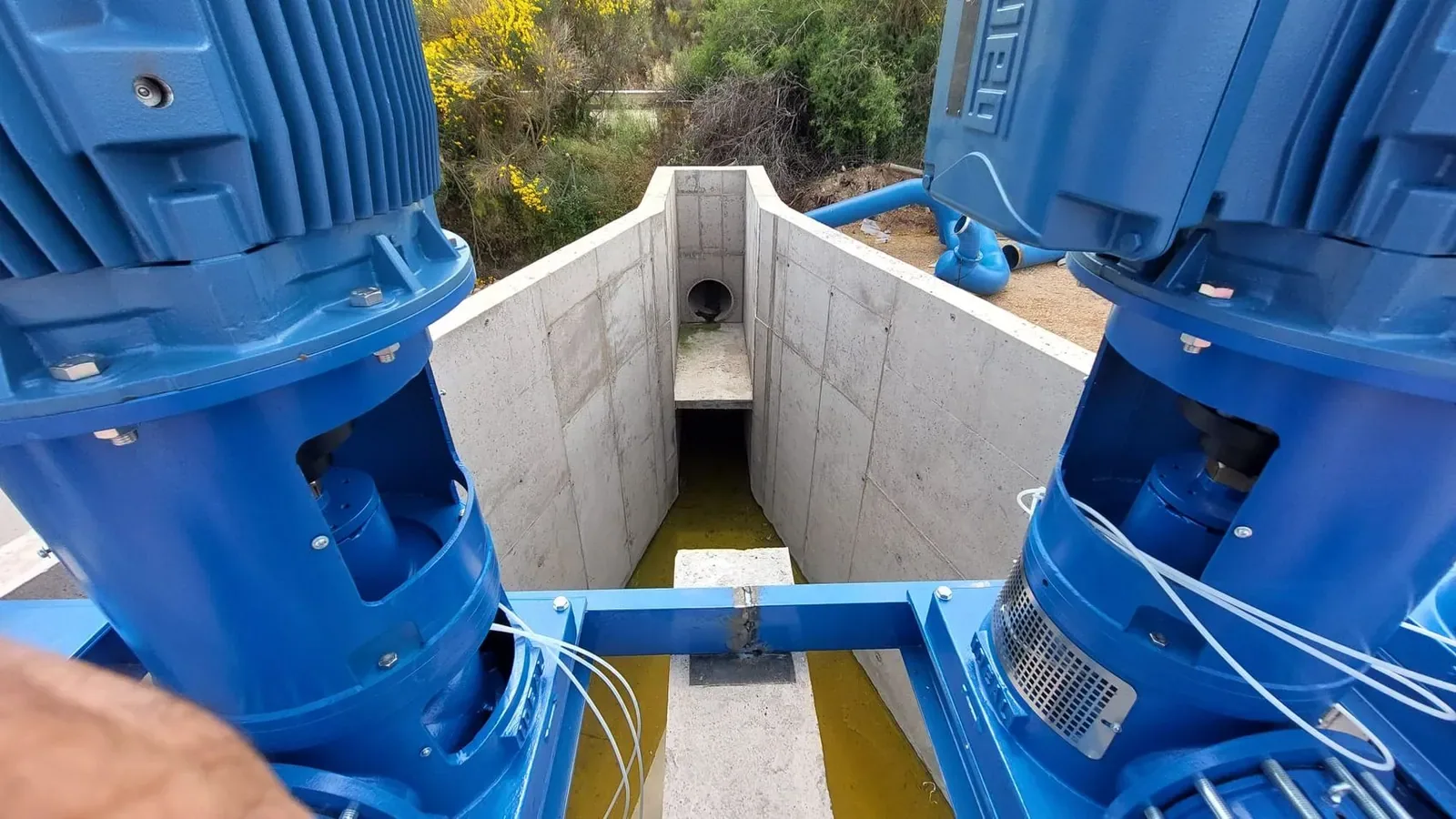Grupos de bombeo verticales instalados sobre la cámara de aspiración de hormigón