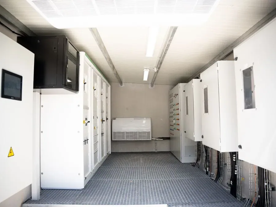 Interior de una caseta de control con cuadros e inversores