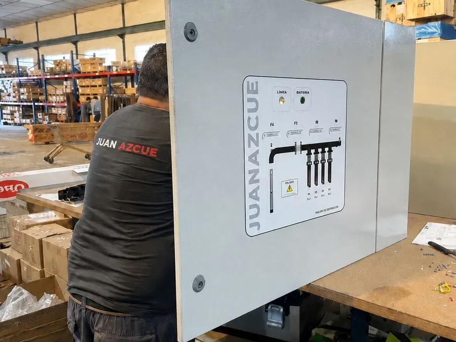 Montaje de un cuadro eléctrico en el taller de Juan Azcue