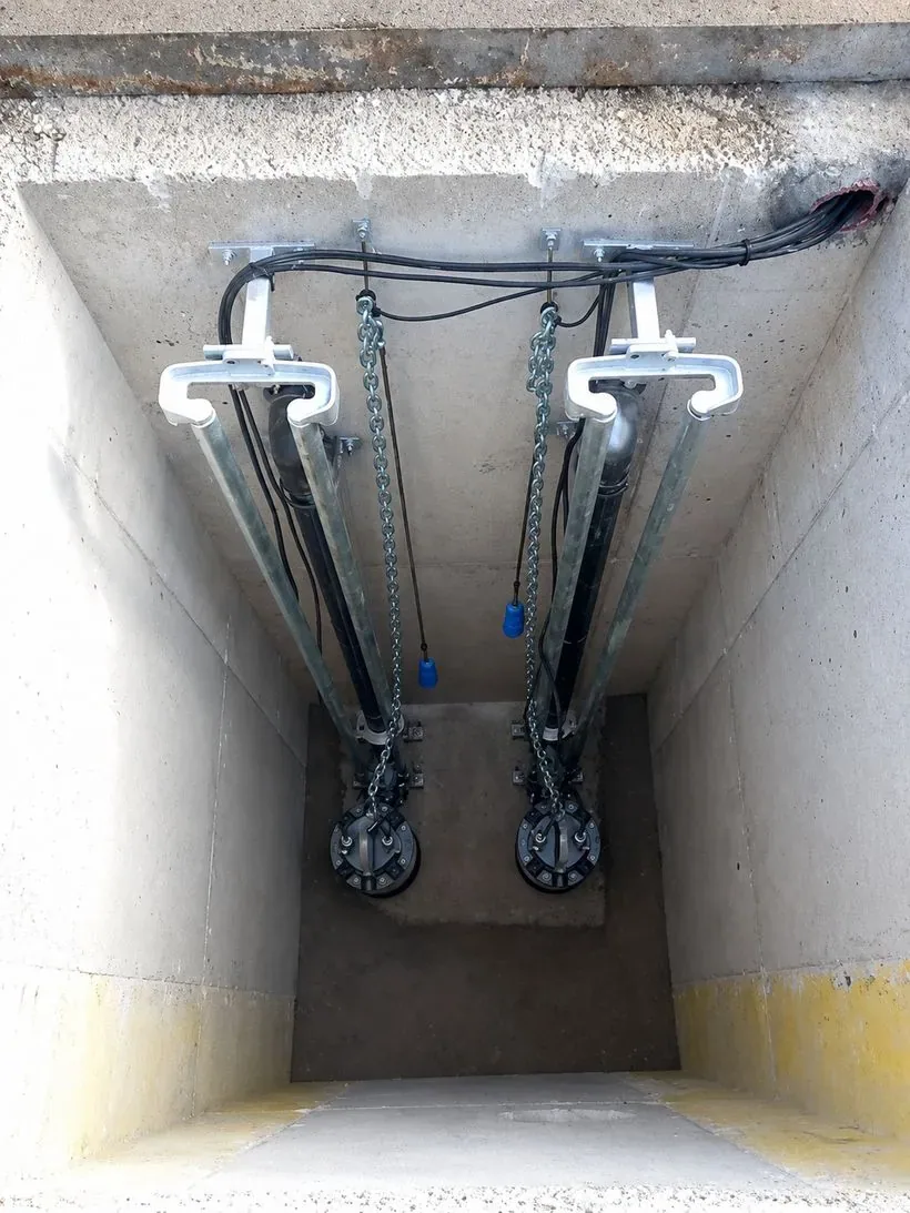 Pozo de bombeo terminado con sistema de guías y acoplamiento automático