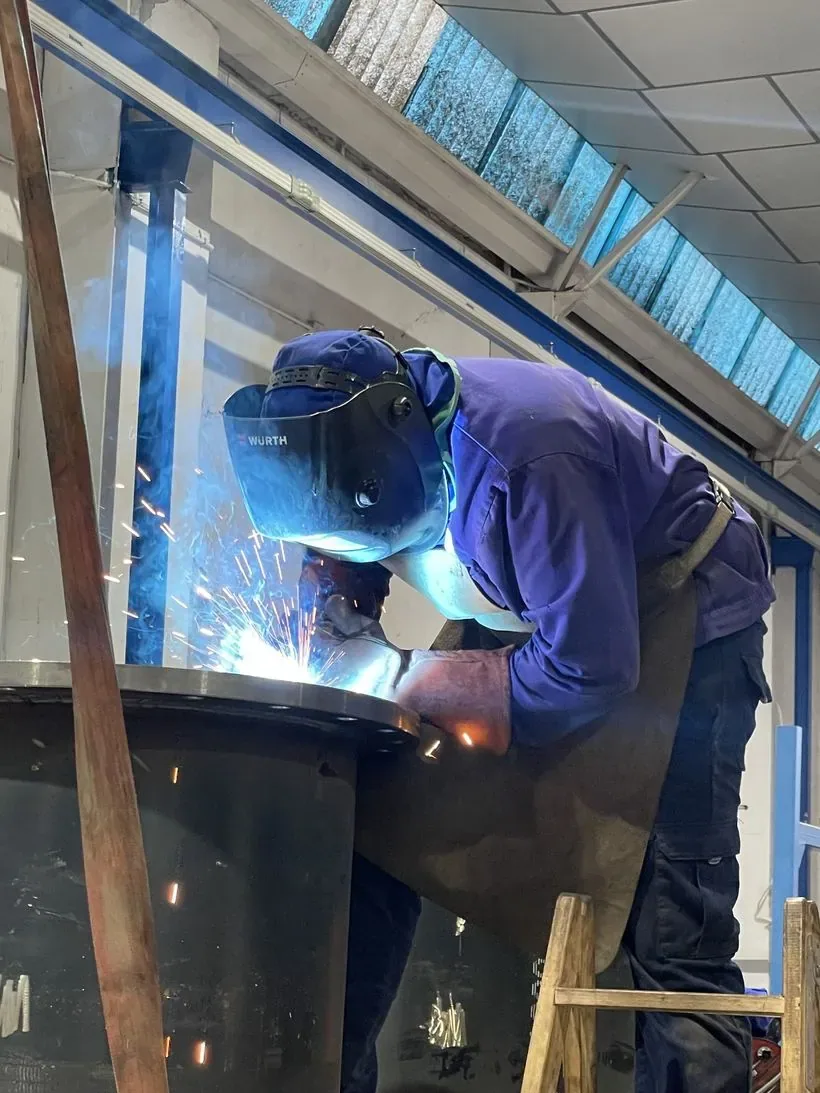 Soldadura de una brida en el taller de calderería