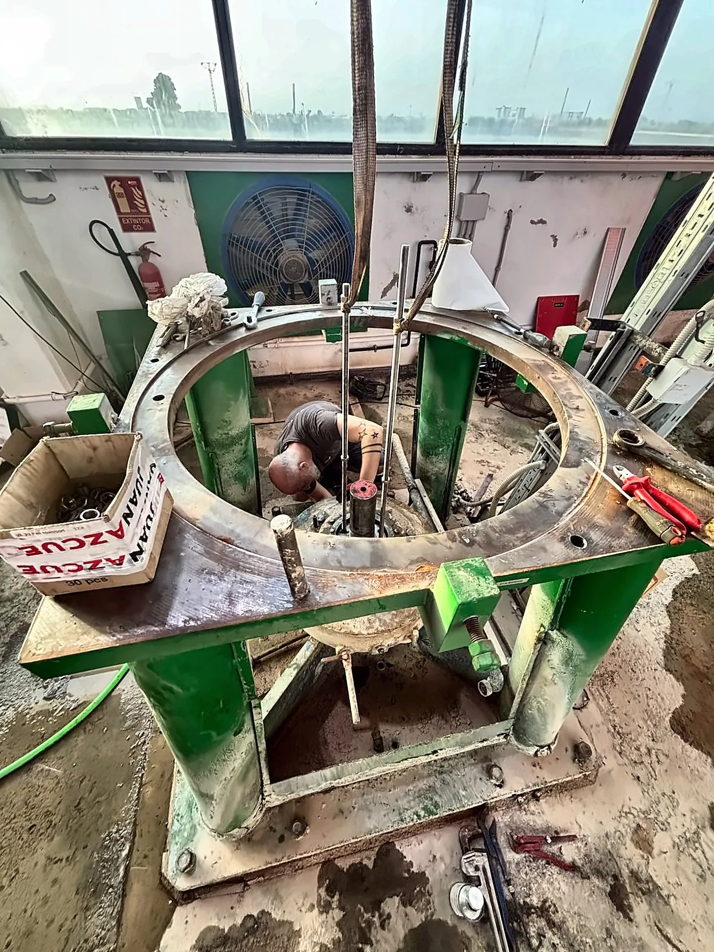 Operario de Juan Azcue trabajando en el interior del cabezal de una bomba de eje vertical desmontada en la estación