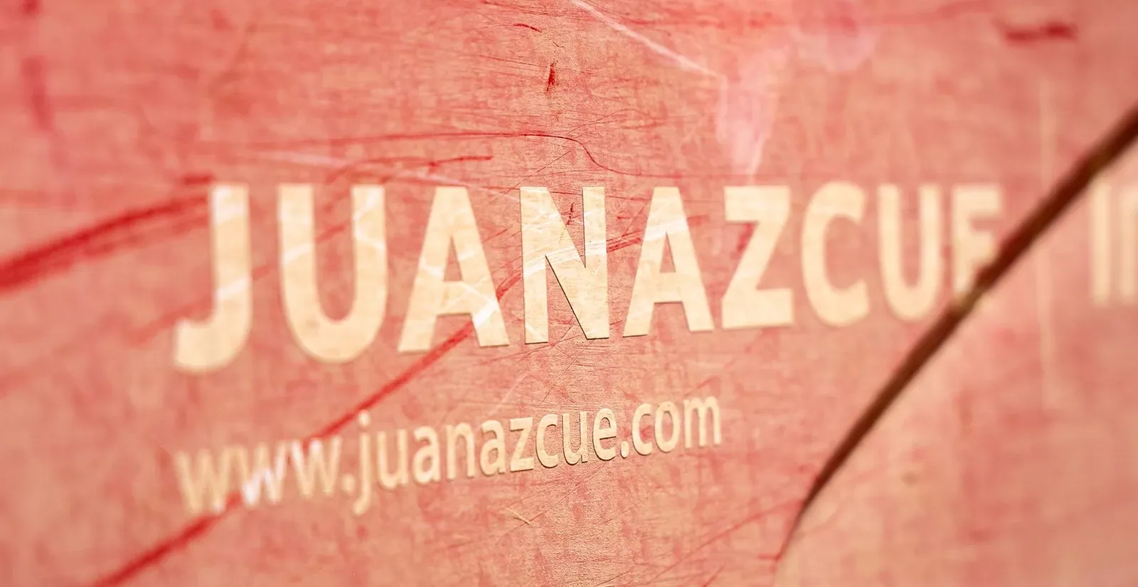 Rótulo de Juan Azcue sobre la chapa de un equipo de campo, marcada por el uso