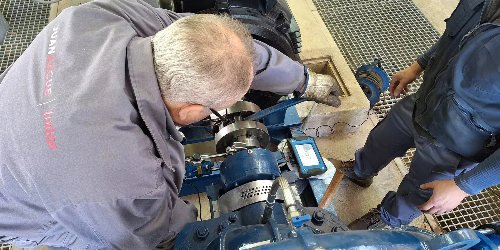 Técnico de Juan Azcue realizando la alineación láser del acoplamiento de un grupo motor-bomba en una estación de bombeo